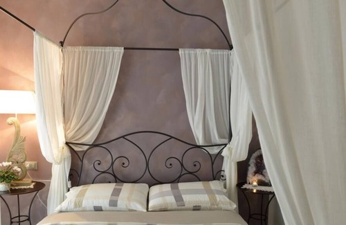 Pietramurata House | ROMANTIC APARTMENT WITH BALCONY IN HISTORIC RESIDENCE