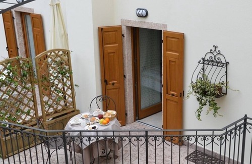 Pietramurata House | ROMANTIC APARTMENT WITH BALCONY IN HISTORIC RESIDENCE