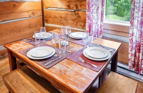 Vesta House | Romantic Cabin Getaway - Fast Wi-Fi - Pet-Friendly