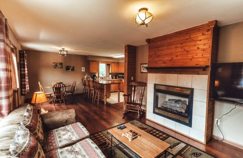 Rockbridge House | Romantic Cabin ~ Hot Tub ~ Fire Pit ~ Cedar Falls