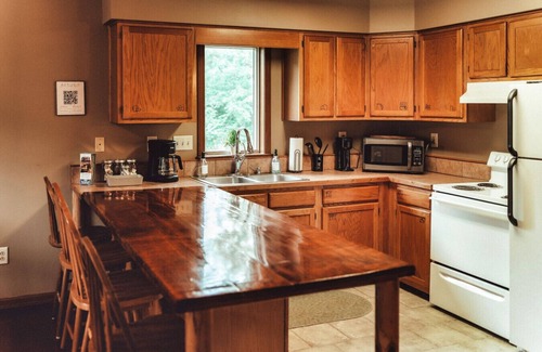 Rockbridge House | Romantic Cabin ~ Hot Tub ~ Fire Pit ~ Cedar Falls