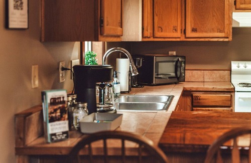 Rockbridge House | Romantic Cabin ~ Hot Tub ~ Fire Pit ~ Cedar Falls