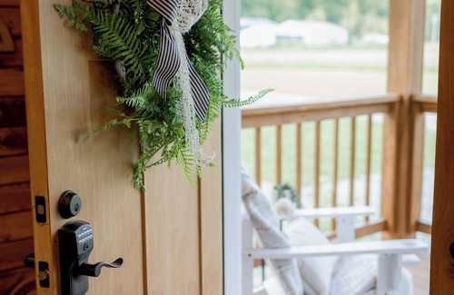 Dabolt Cabin | Romantic Cabin sitting on 18 acres of flat land surrounded by a creek!