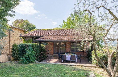 Pieve a Presciano Villa | Romantic cottage, sleeps 6, with large windows nice view overlooking the Tuscan countryside. Priva