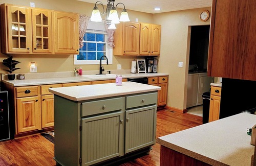 Bluford House | Romantic couples getaway in awesome Bluford with WiFi, Fireplace, and Game Room