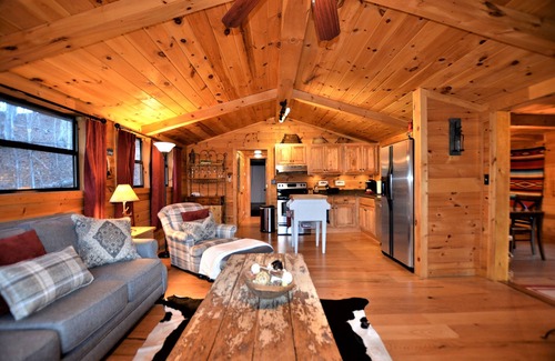 Mineral Bluff Cabin | Romantic Couples' Hide-Away- Remodel & Refurbishment w/WiFi on Toccoa River