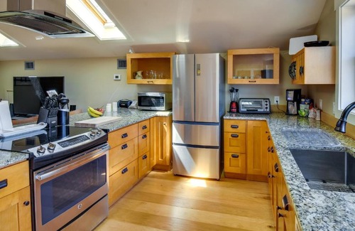 Central Apartment | Romantic, Cozy Loft with Yard, 5 Miles to Clemson