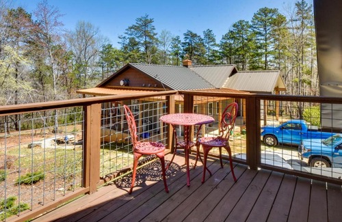 Central Apartment | Romantic, Cozy Loft with Yard, 5 Miles to Clemson