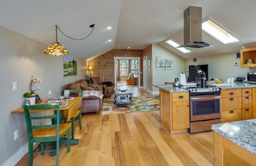Central Apartment | Romantic, Cozy Loft with Yard, 5 Miles to Clemson