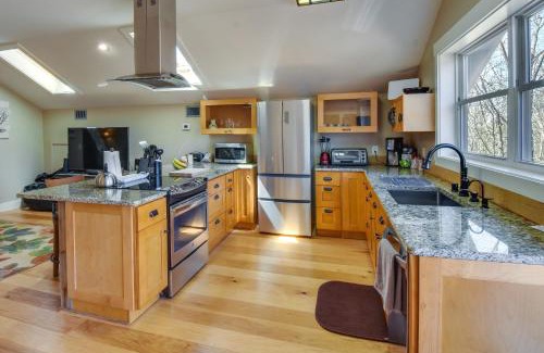 Central Apartment | Romantic, Cozy Loft with Yard, 5 Miles to Clemson