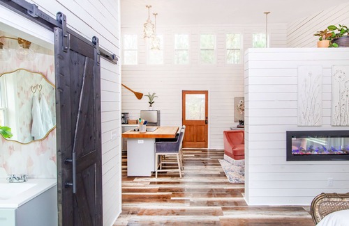 Lawndale Cabin | Romantic Escape in the Treetops w/Outdoor Shower, Hot tub, & Firepit!