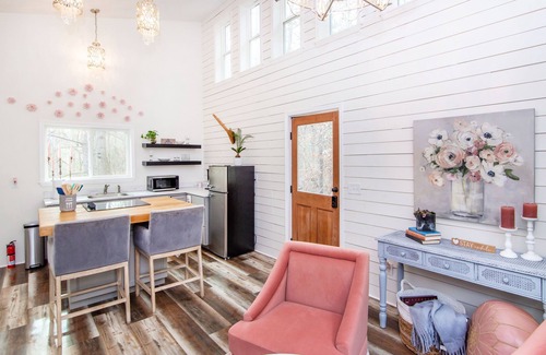 Lawndale Cabin | Romantic Escape in the Treetops w/Outdoor Shower, Hot tub, & Firepit!