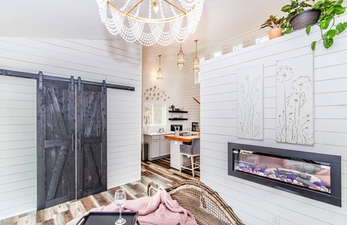 Lawndale Cabin | Romantic Escape in the Treetops w/Outdoor Shower, Hot tub, & Firepit!