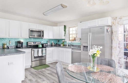 Front Royal Cabin | Romantic, family friendly mountain getaway w hot tub near wineries & skyline