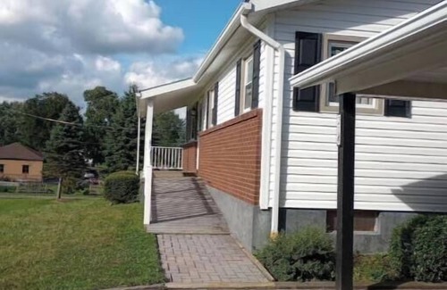 Patton House | Romantic/family-friendly 3-bedroom home with fireplaces, central AC, and WiFi