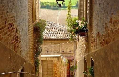Montottone House | Romantic Farmhouse with pool and great garden, 30 minutes to the beach.