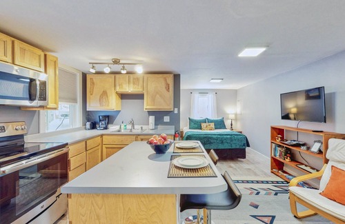 Manset Apartment | Romantic getaway for two with full kitchen - near lakes & parks
