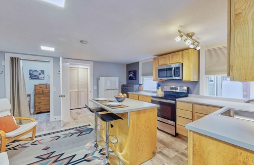 Manset Apartment | Romantic getaway for two with full kitchen - near lakes & parks