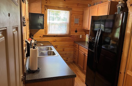 Campton Cabin | Romantic Getaway Cabin with Hot Tub and wi-fi