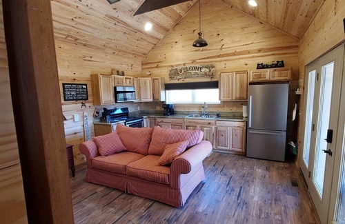 Whittier Cabin | Romantic Getaway starts here! Views, Dog Friendly, Hot Tub, Polar Express