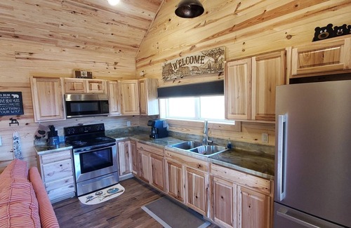 Whittier Cabin | Romantic Getaway starts here! Views, Dog Friendly, Hot Tub, Polar Express
