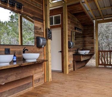 Spicewood House | Romantic Getaways in Fully-Equipped Tree House Rental in Spicewood, Texas
