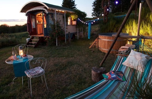 La Chabanne Cabin | Romantic gypsy wagon with a great view from your hottub in beautiful nature.