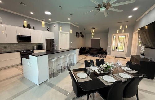South Venice House | Romantic Home in Venice