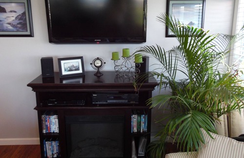 Valois Cottage | Romantic home on level Seneca Lake Front.