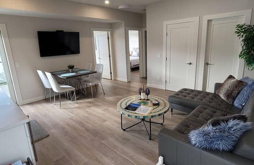 McKinley House | Romantic Lake View in Kelowna