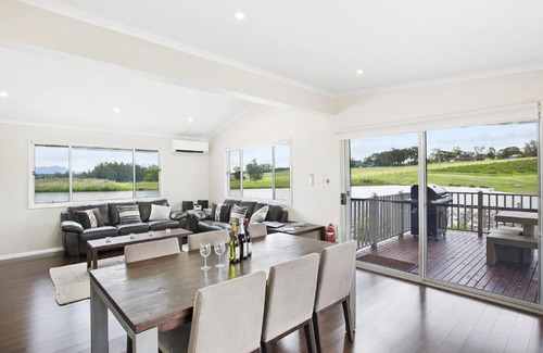Lovedale House | Romantic lakehouse set in a private vineyard in the Hunter Valley