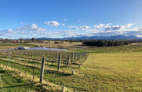 Lovedale House | Romantic lakehouse set in a private vineyard in the Hunter Valley