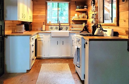 D'Arcy Cabin | Romantic Off-Grid Cabin Stargaze & Unwind