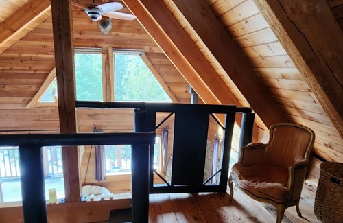 D'Arcy Cabin | Romantic Off-Grid Cabin Stargaze & Unwind