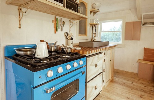 South Londonderry Cabin | Romantic Riverbed Treehouse - hot tub & new sauna!