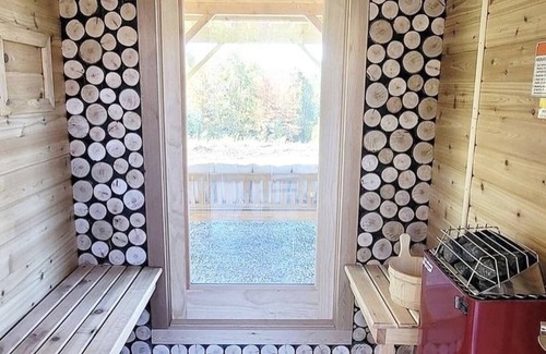 South Londonderry Cabin | Romantic Riverbed Treehouse - hot tub & new sauna!