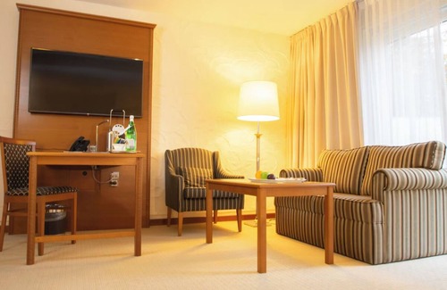 Ootmarsum Hotel | Romantic Room Nestled in Scenic Green Spaces with Direct Access to Park