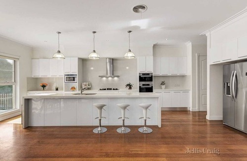 Balwyn House | Romantic Spanish villa w/hot tub — 5 min from the beach!
