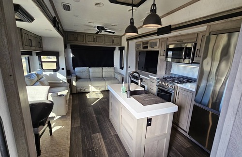 Alvord House | Romantic Stay in Beautiful New RV on 30 Acres