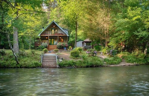 Epworth Cabin | ROMANTIC TROUT FISHING CABIN - WiFi, HotTub FirePit, Blue Ridge, RiverMistCabin