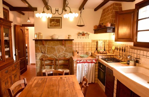 Montescudaio Villa | Romantic Tuscan villa with comfort, 3 double rooms, air conditioning, wifi, pool, sea, flush
