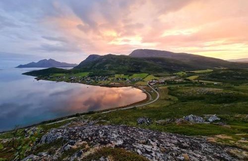 Tromso House | Romslig kystperle med sjel i Skulsfjord Tromsø