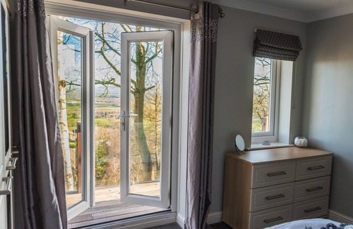 Little Malvern House | Rondene - Luxury Cottage with Covered Hot Tub and Log Burner