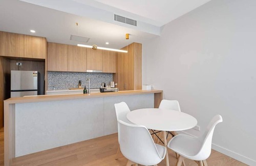 Kangaroo Point Apartment | RooCrest | New 2BR Apt w/Free Parking & Netflix