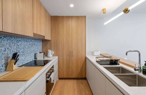 Kangaroo Point Apartment | RooCrest | New 2BR Apt w/Free Parking & Netflix
