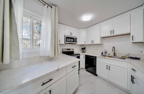 West Hollywood Condo | Rooftop 2-bedroom apartment in heart of West Hollywood with skyline view