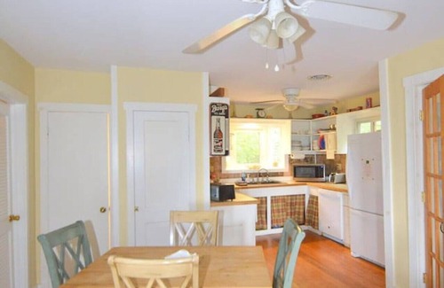 Sleepy Hollow House | Rooftop deck, view, hot tub, pets, wifi, EV charger, lake access, fire pit
