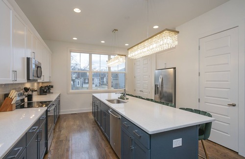 Nashville House | Rooftop Oasis | Stylish Townhome | Karaoke