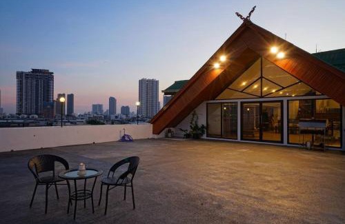 Khlong Ton Sai House | Rooftop Paradise & Koi Pond-6BR Hideaway@Icon Siam