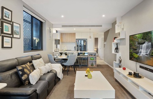 West End Apartment | Rooftop Pool & View! Stylish 2-Bed w/Ducted A/C